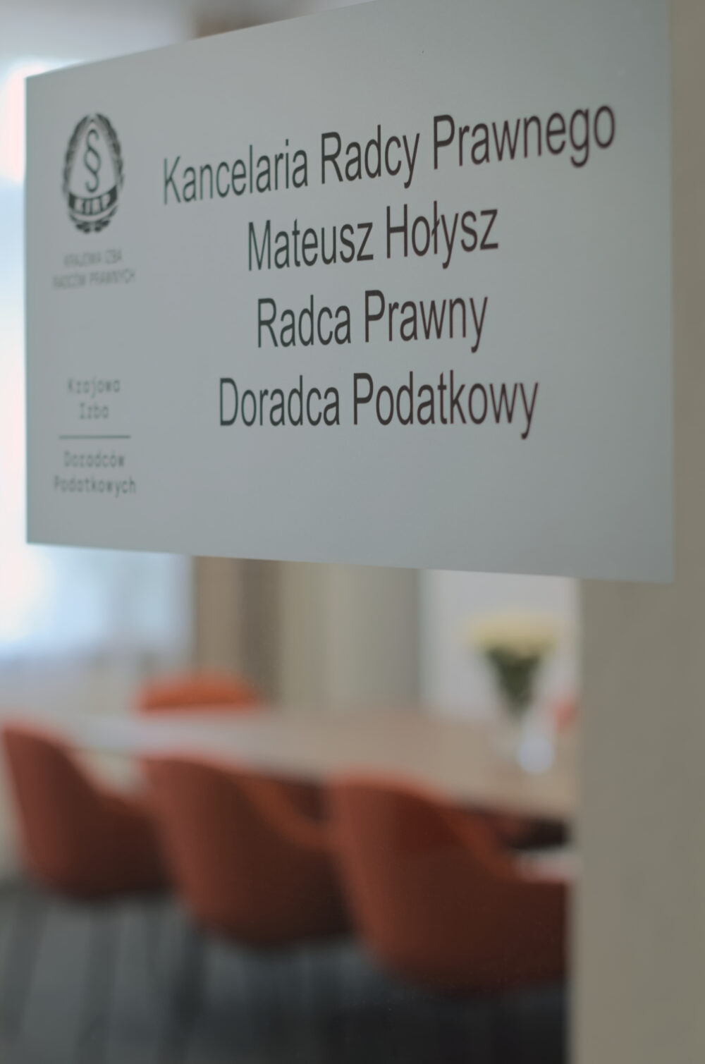 Szyld kancelarii przy wejściu do salki konferencyjnej - radca prawny