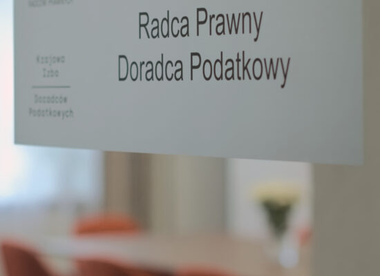 Szyld kancelarii przy wejściu do salki konferencyjnej