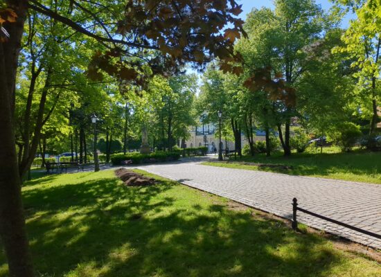 Park w Wieliczce z widokiem na szyb Regis