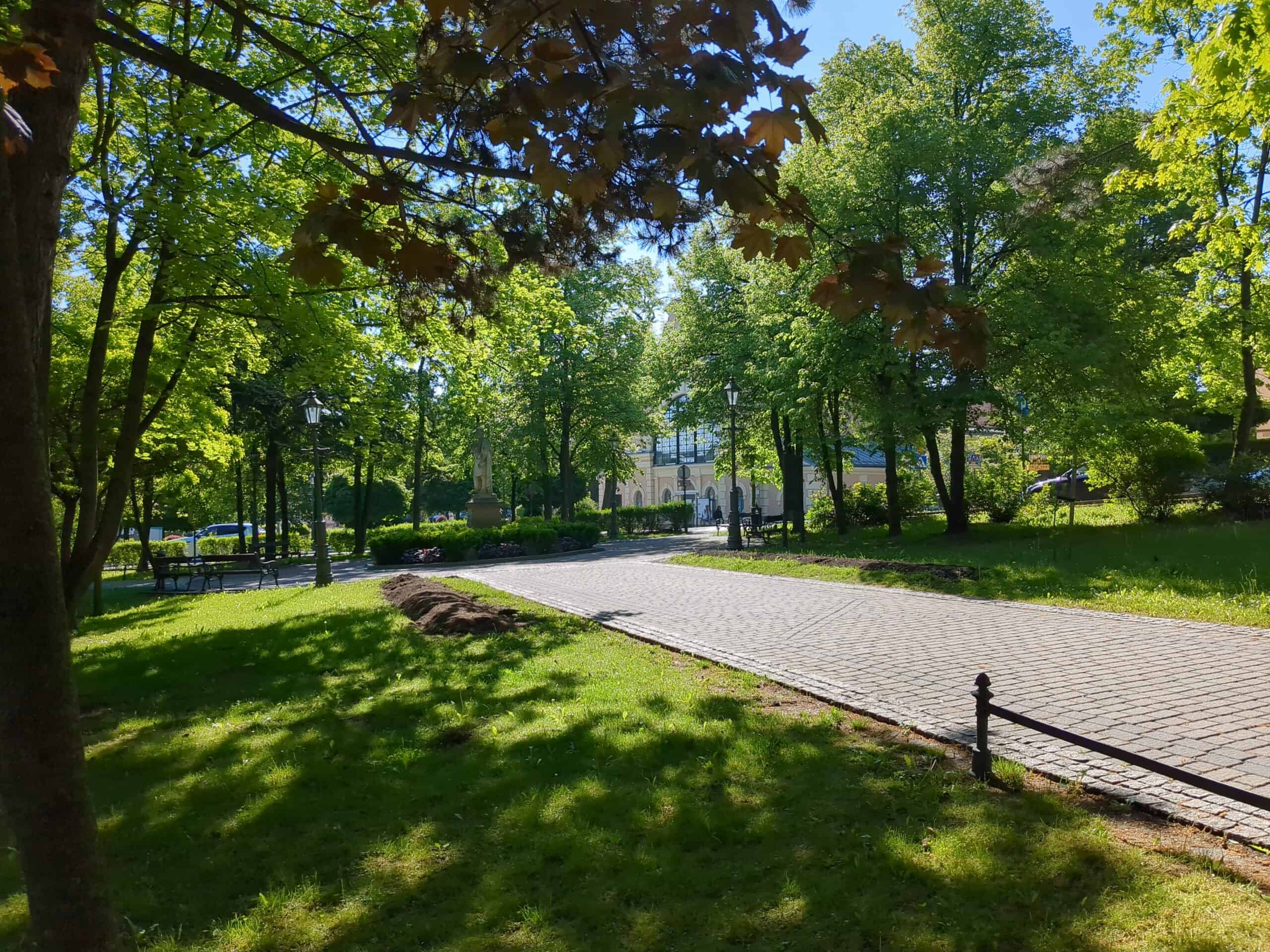 Park w Wieliczce z widokiem na szyb Regis